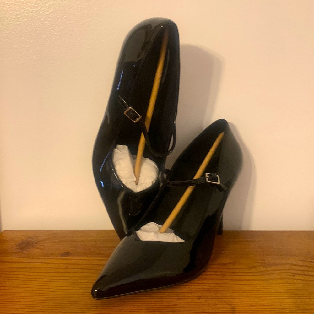 Black patent Mary Jane style pumps